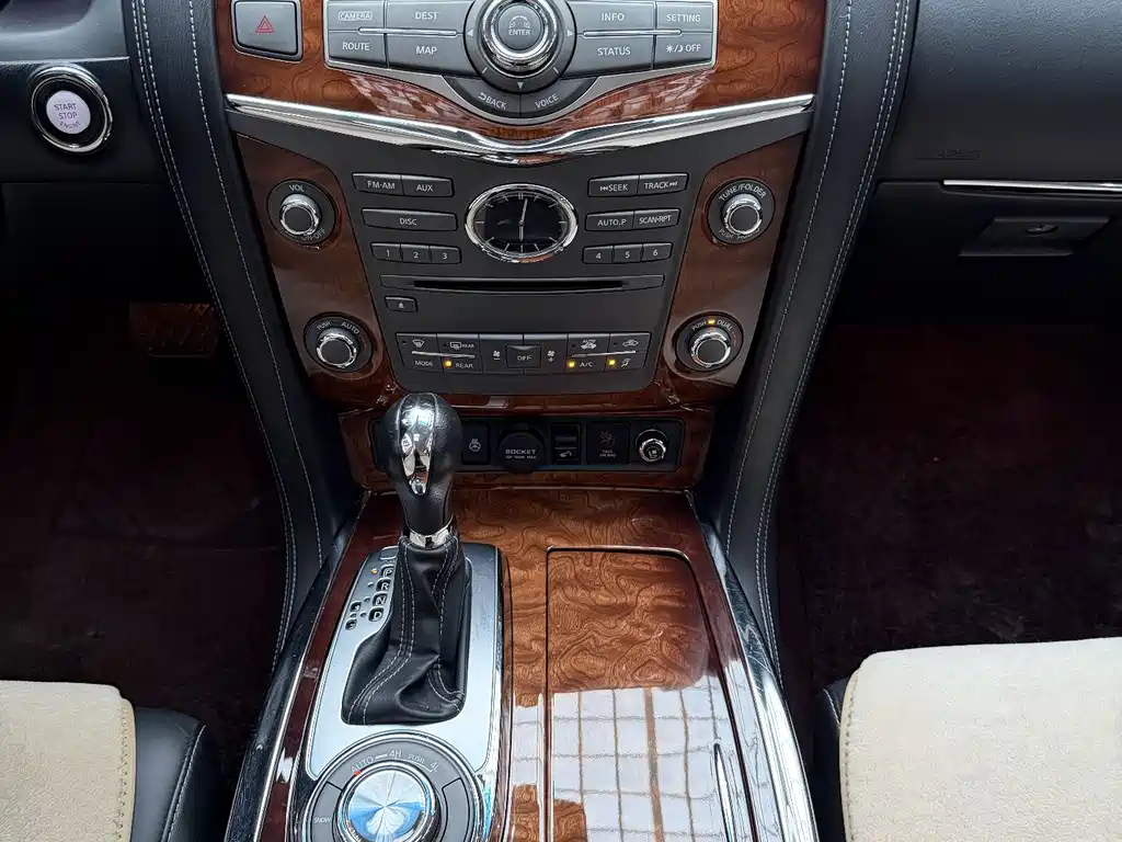 Infiniti QX80 5.6 L 4 WD