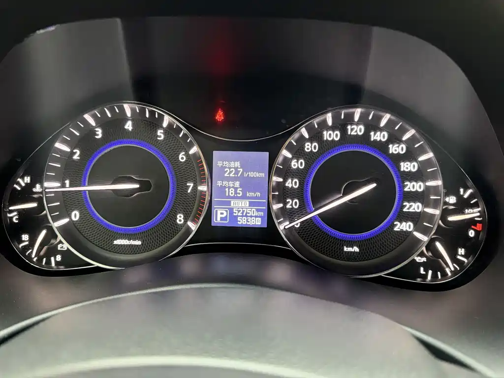 Infiniti QX80 5.6 L 4 WD