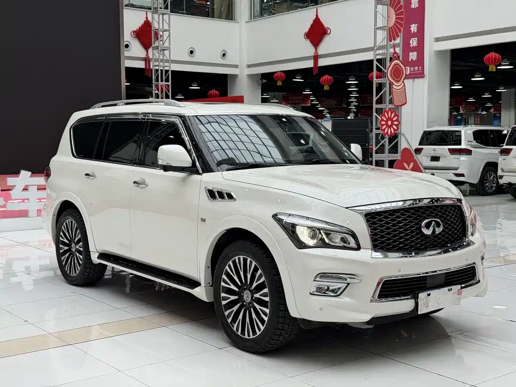 Infiniti QX80 5.6 L 4 WD