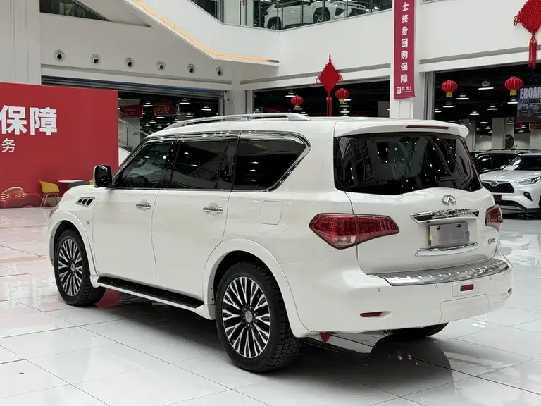 Infiniti QX80 5.6 L 4 WD