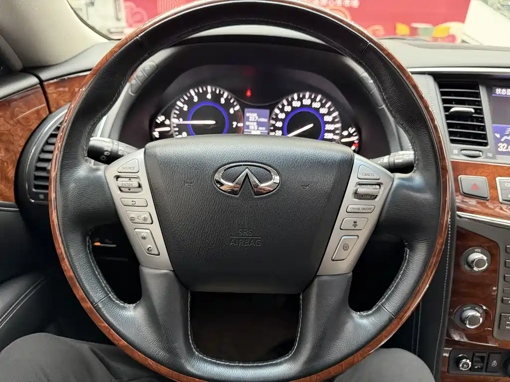 Infiniti QX80 5.6 L 4 WD
