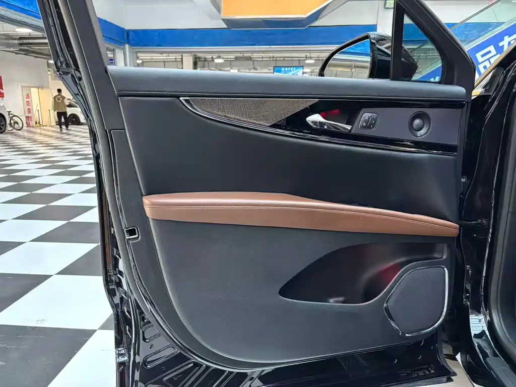 Nautilus 2.7 T 4 WD Honor Shine