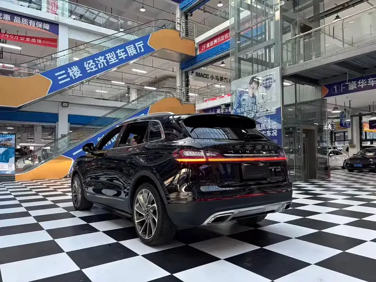 Lincoln Nautilus 2.7 T 4 WD Honor Shine