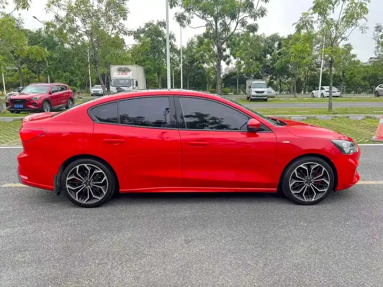 Ford Focus Sedan EcoBoost 180 Auto ST Line