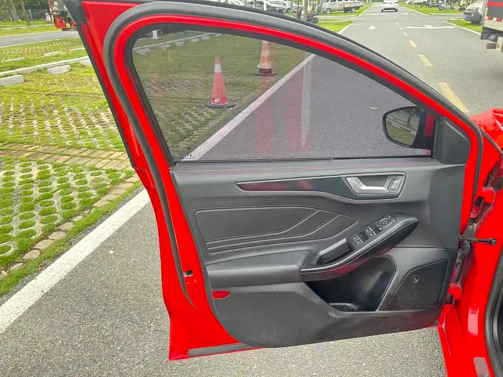 Focus Sedan EcoBoost 180 Auto ST Line