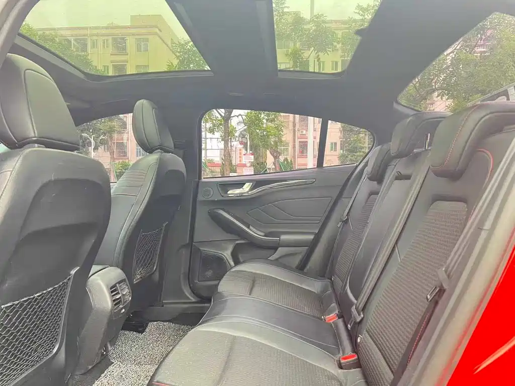 Focus Sedan EcoBoost 180 Auto ST Line