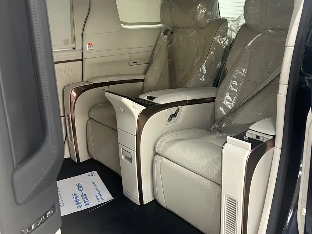 Lexus LM 500 h 4-seat Royal World