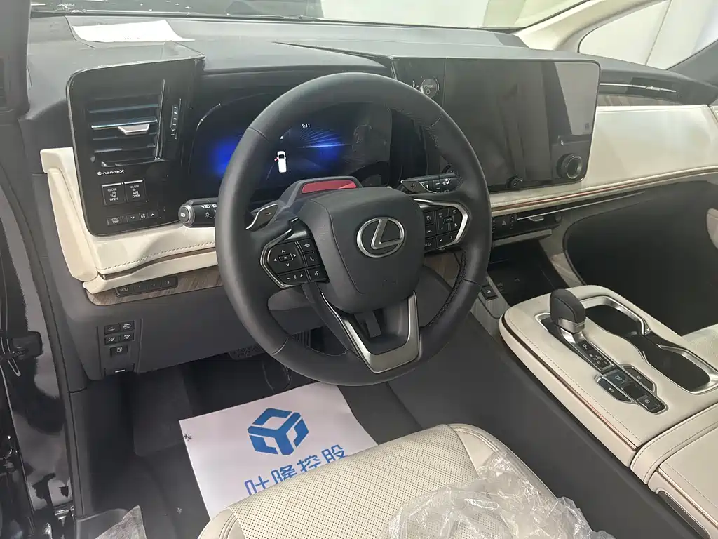 Lexus LM 500 h 4-seat Royal World