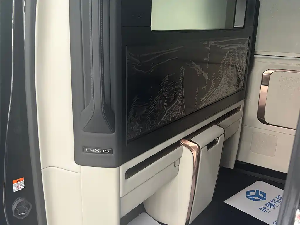 Lexus LM 500 h 4-seat Royal World