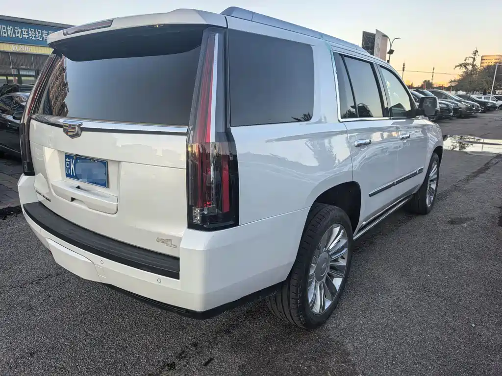 Escalade 6.2 L ESV Platinum Extended