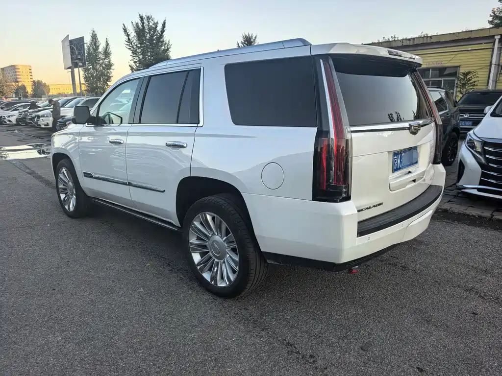 Escalade 6.2 L ESV Platinum Extended