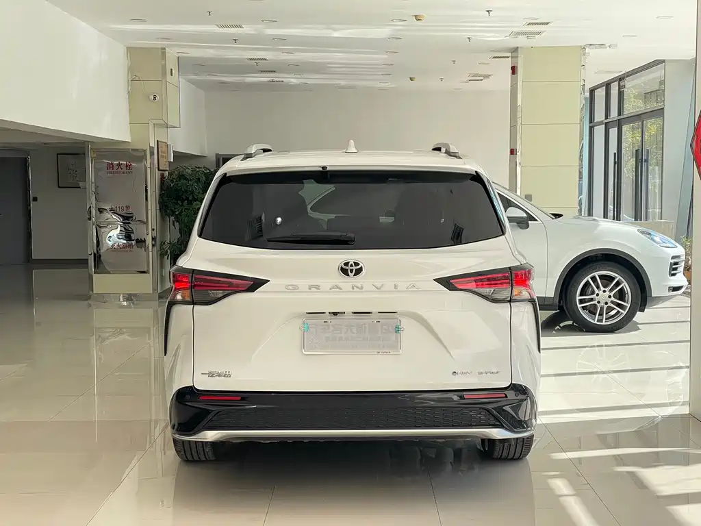 Granvia 2.5 L Hybrid Distinguished PLUS 4 WD