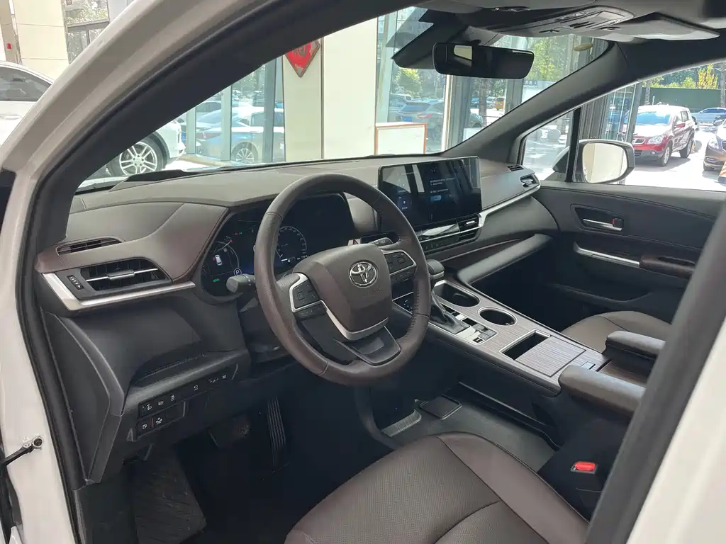 Granvia 2.5 L Hybrid Distinguished PLUS 4 WD
