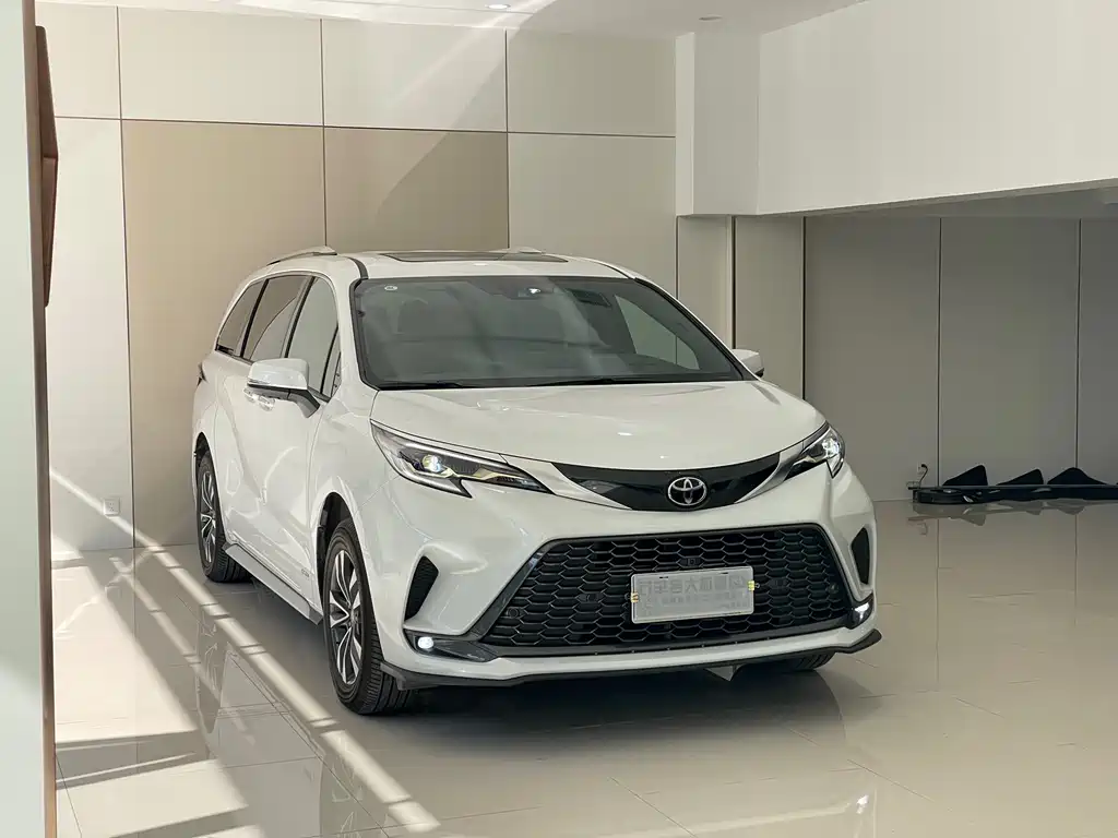 Granvia 2.5 L Hybrid Distinguished PLUS 4 WD