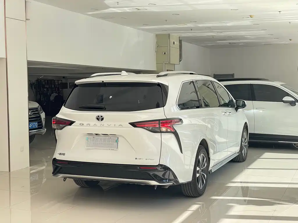 Granvia 2.5 L Hybrid Distinguished PLUS 4 WD