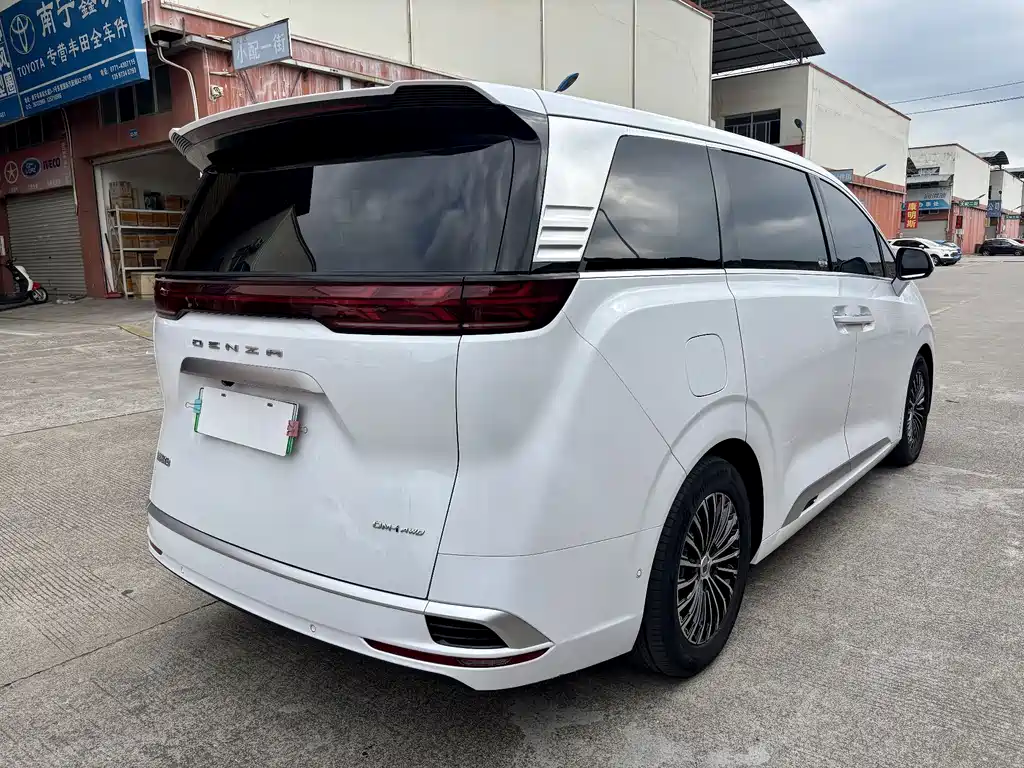 Denza D9 DM-i 970 4 WD Flagship