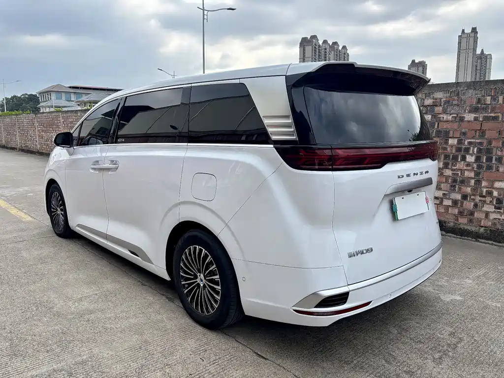 Denza D9 DM-i 970 4 WD Flagship