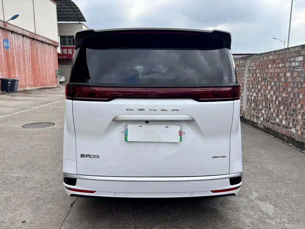 Denza D9 DM-i 970 4 WD Flagship