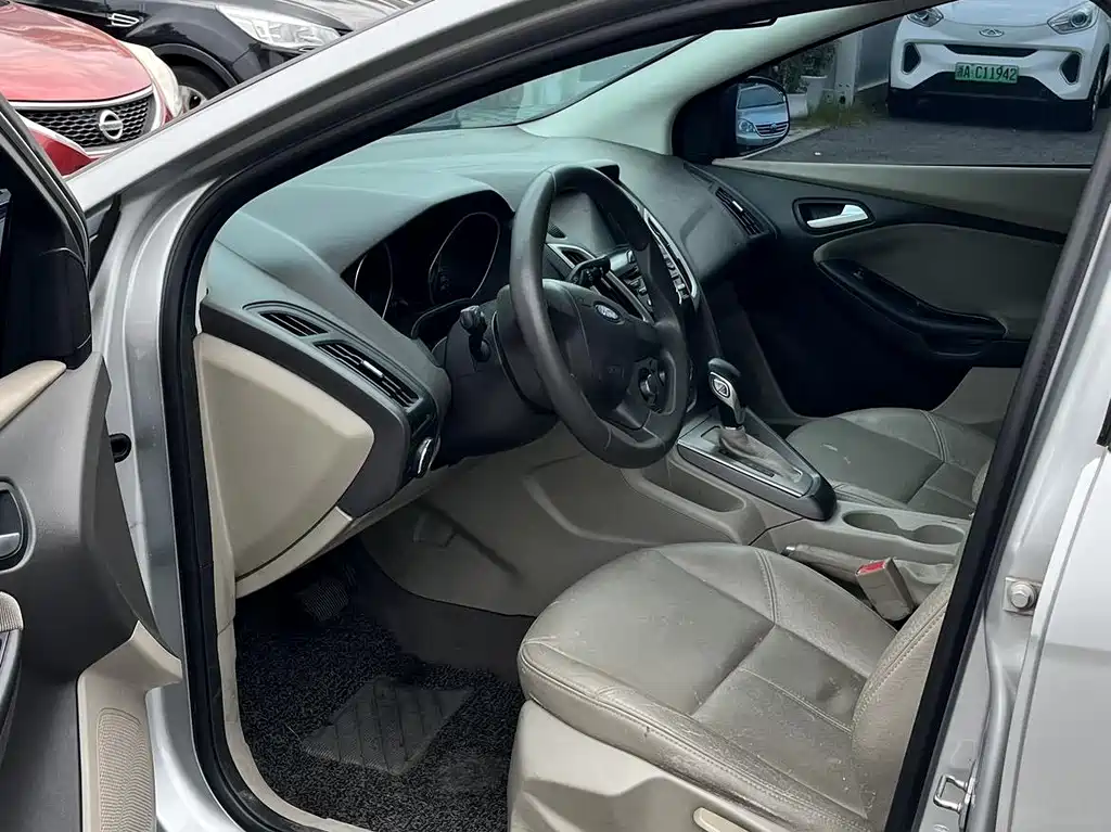 Focus Sedan 1.6 L Auto Comfort