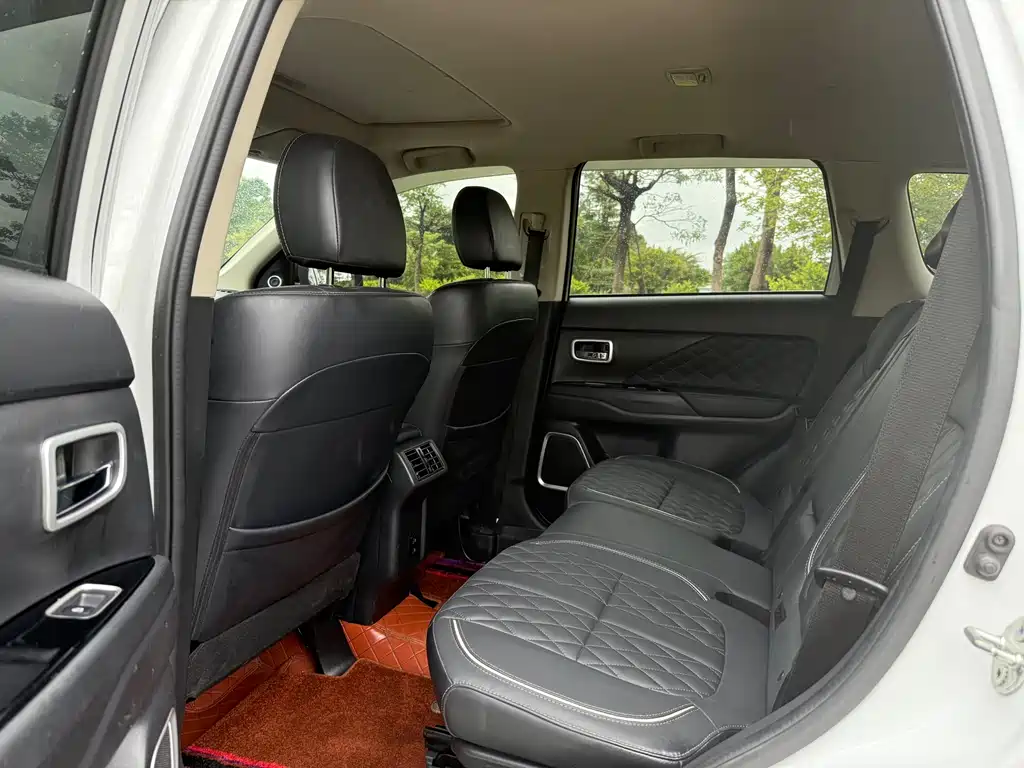 Outlander 2.4 L 4 WD Enjoyment 7-seat