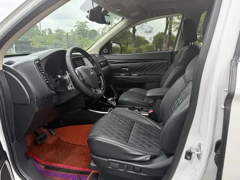 Mitsubishi Outlander 2.4 L 4 WD Enjoyment 7-seat