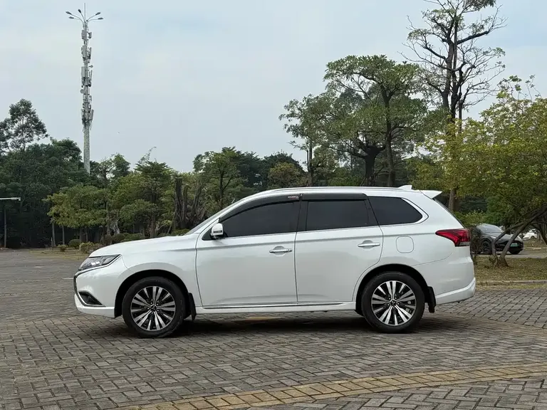 Mitsubishi Outlander 2.4 L 4 WD Enjoyment 7-seat