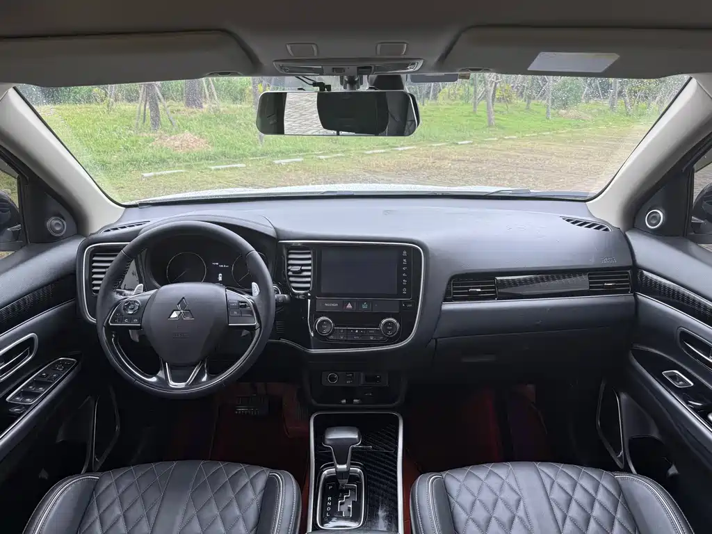 Outlander 2.4 L 4 WD Enjoyment 7-seat