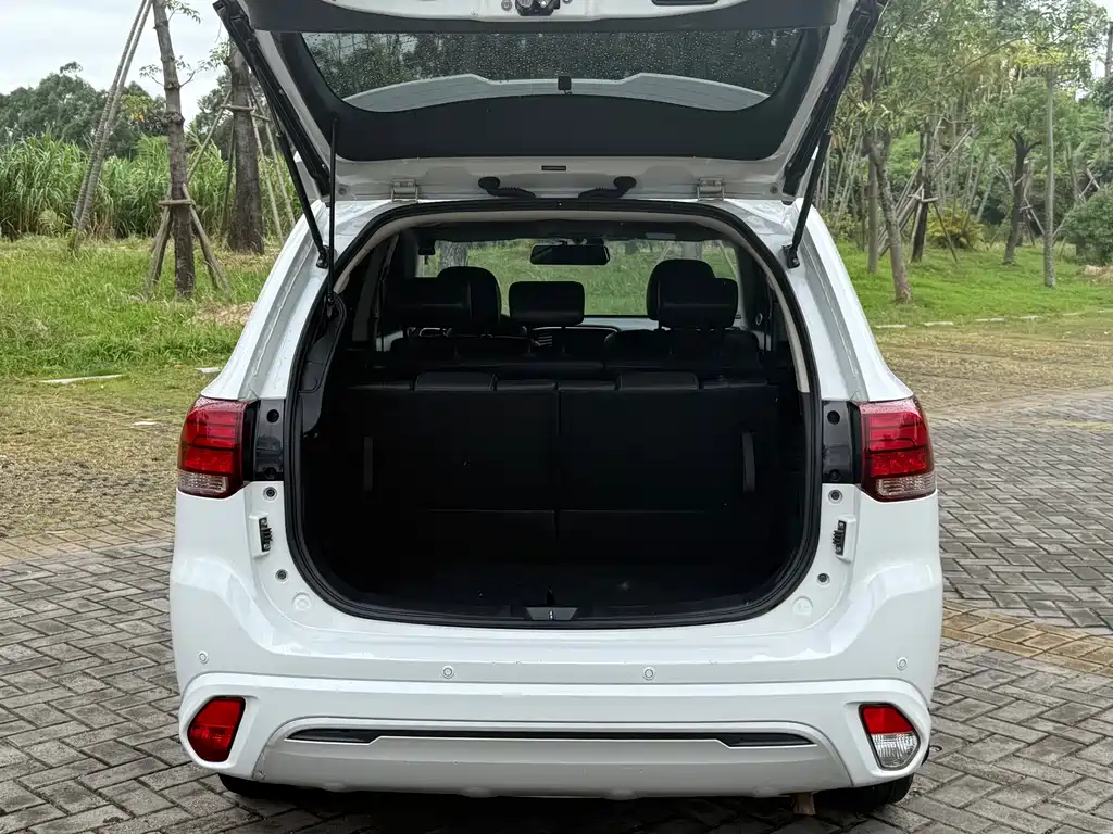 Outlander 2.4 L 4 WD Enjoyment 7-seat