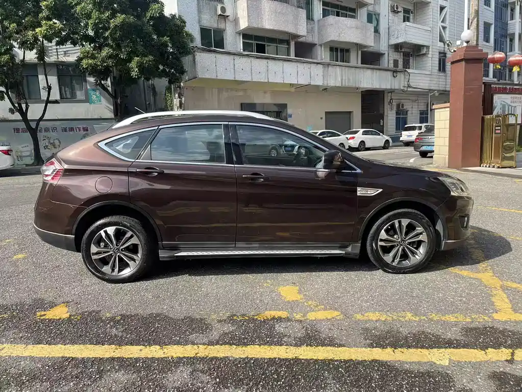 URX 6 SUV 1.8 T Creative Upgrade