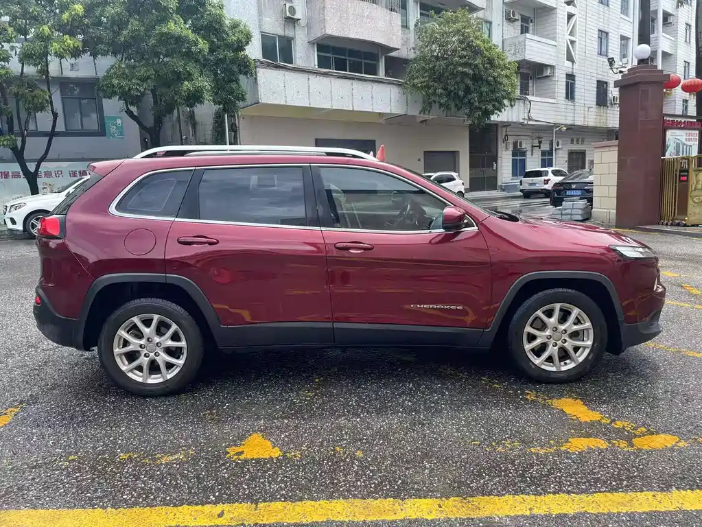 Cherokee 2.0 L Superior