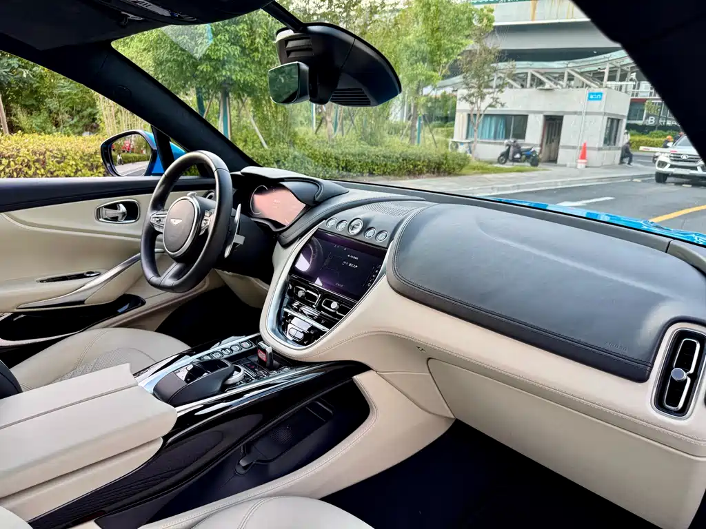 Aston Martin DBX 3.0 T STRAIGHT-SIX