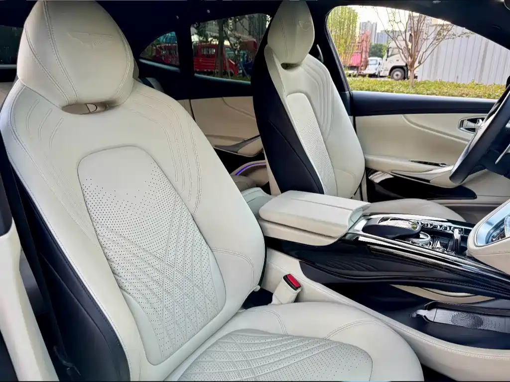 Aston Martin DBX 3.0 T STRAIGHT-SIX