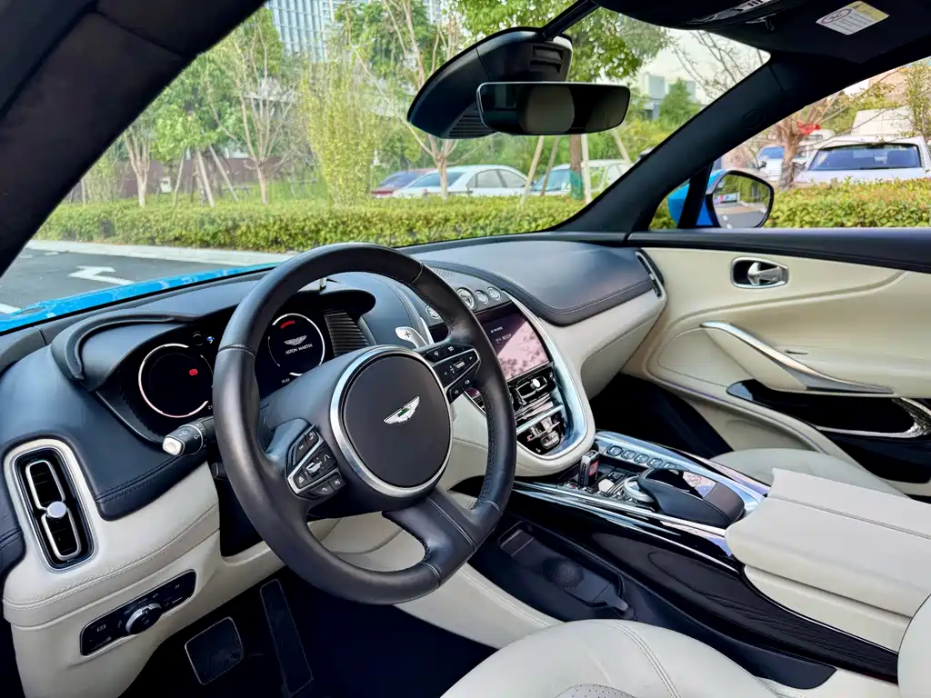 Aston Martin DBX 3.0 T STRAIGHT-SIX