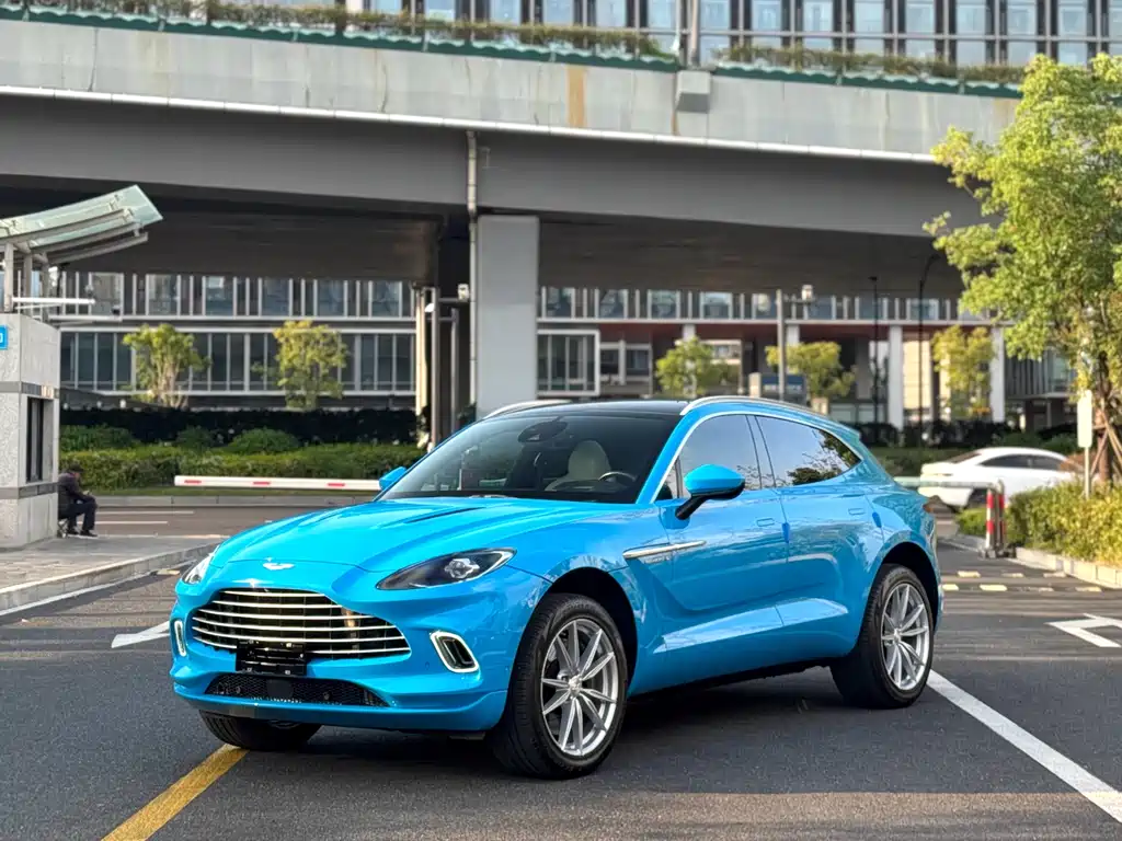 Aston Martin DBX 3.0 T STRAIGHT-SIX