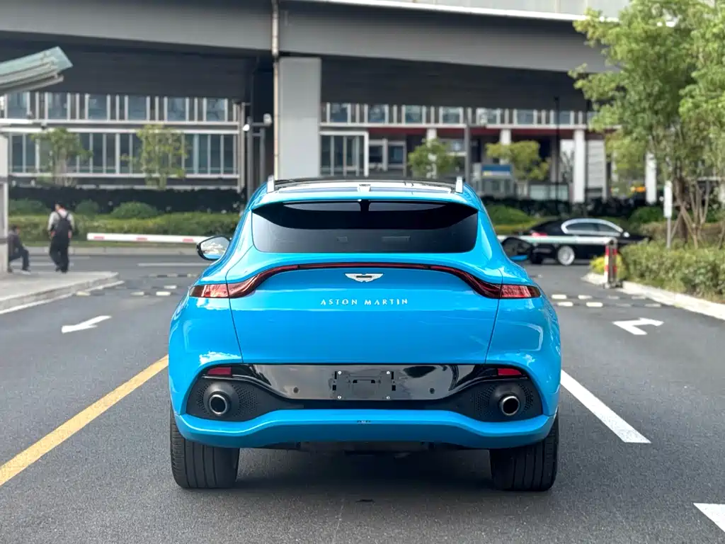 Aston Martin DBX 3.0 T STRAIGHT-SIX