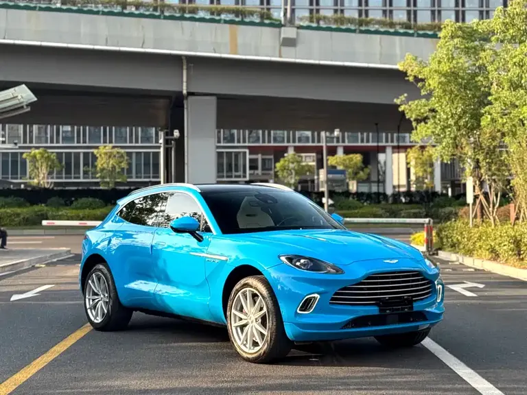 Aston Martin DBX 3.0 T STRAIGHT-SIX