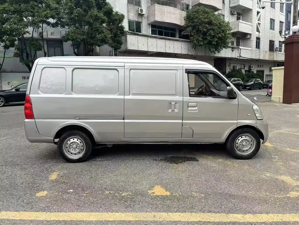 Wuling Rongguang 五菱荣光 2019款 1.5 L 加长厢式运输车基本型2座