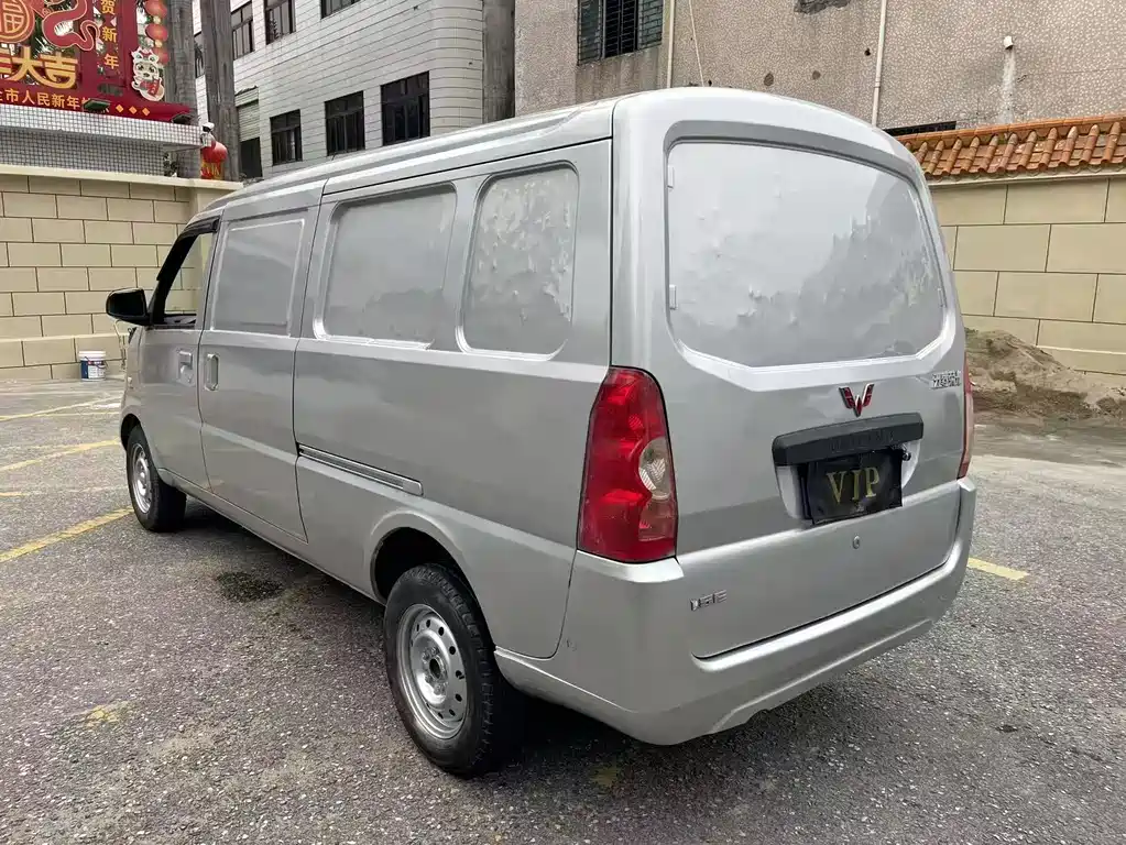 Wuling Rongguang 五菱荣光 2019款 1.5 L 加长厢式运输车基本型2座