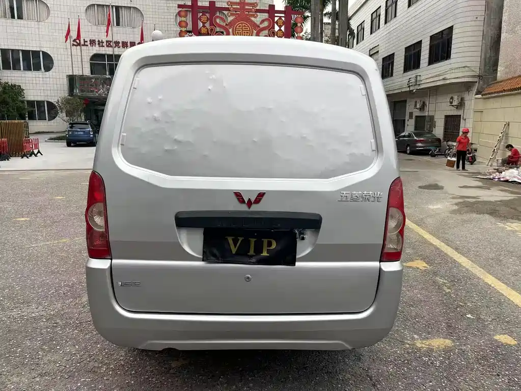 Wuling Rongguang 五菱荣光 2019款 1.5 L 加长厢式运输车基本型2座