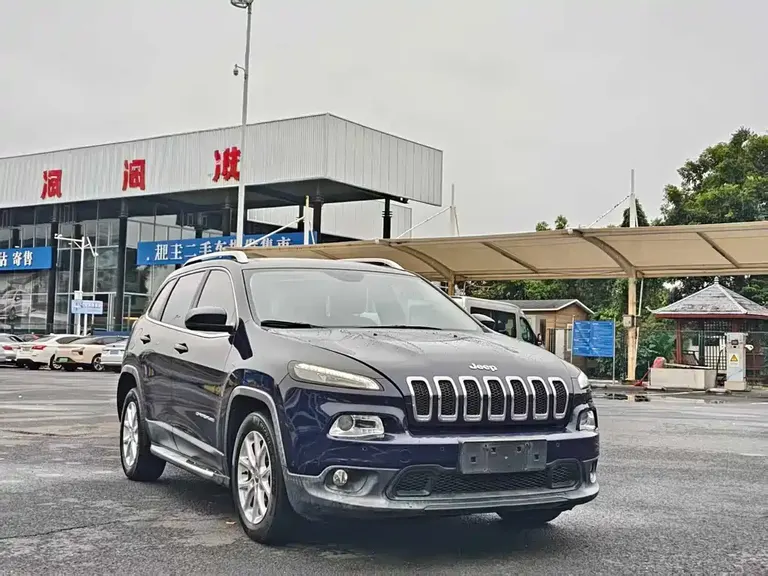Jeep Cherokee 2.4 L Leading