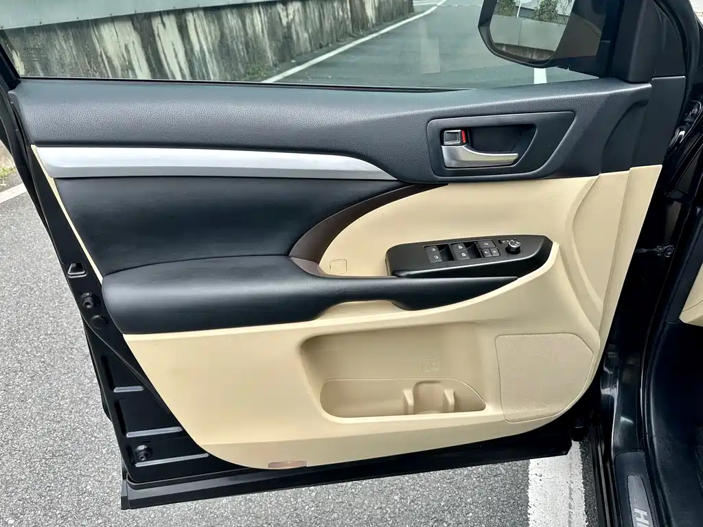 Highlander 2.0 T 4 WD Luxury 7-seat CN-VI