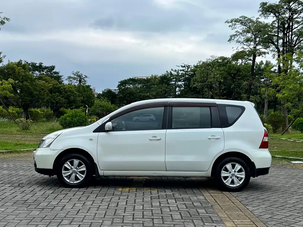 Livina 1.6 L Auto