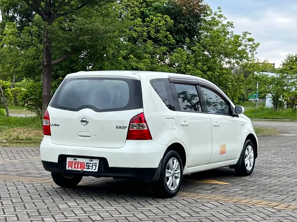 Livina 1.6 L Auto