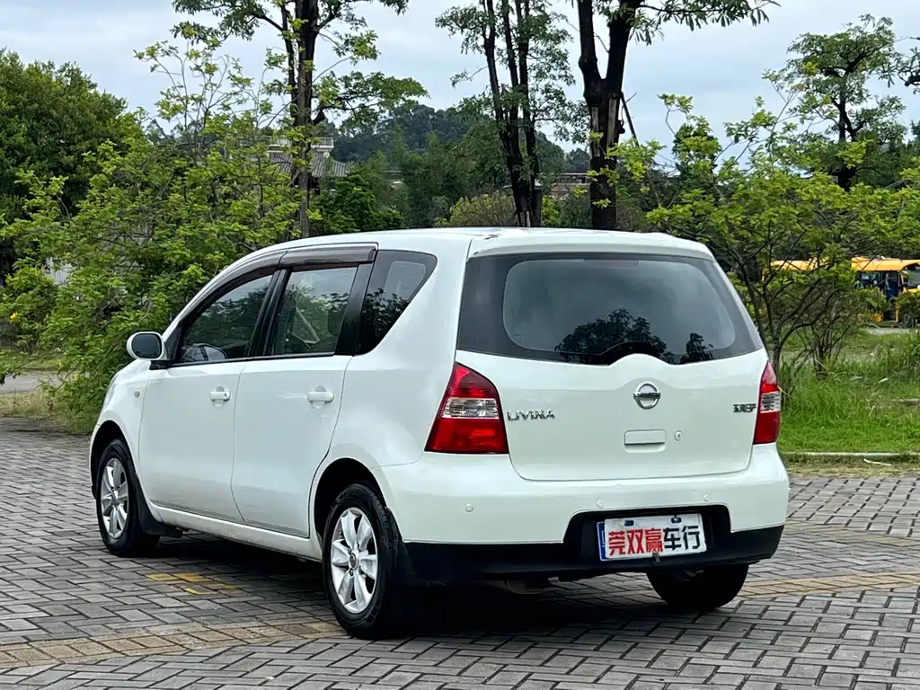 Livina 1.6 L Auto