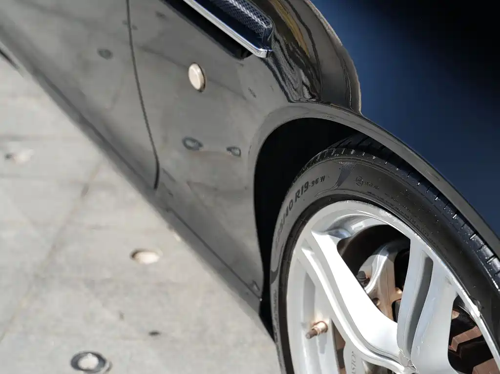Aston Martin DB9 6.0 L Touchtronic Coupe