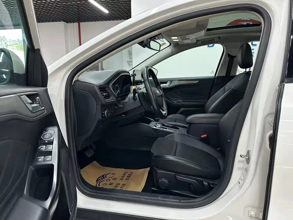 Focus Sedan EcoBoost 180 Auto Sharp Trend