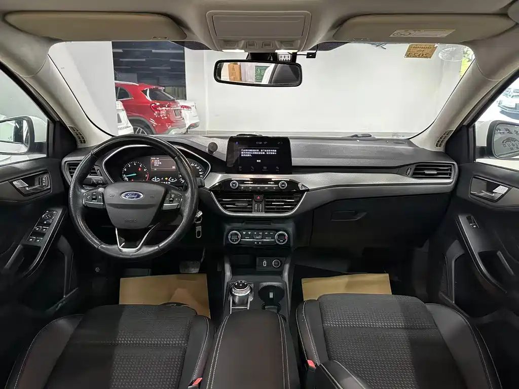Focus Sedan EcoBoost 180 Auto Sharp Trend
