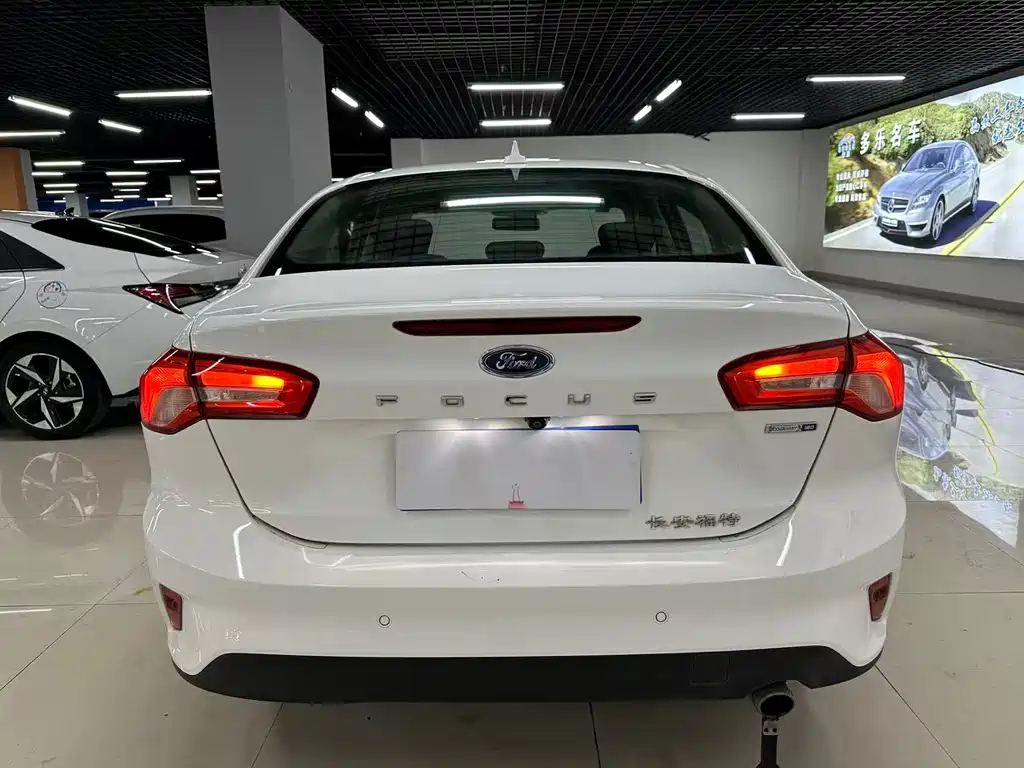 Focus Sedan EcoBoost 180 Auto Sharp Trend