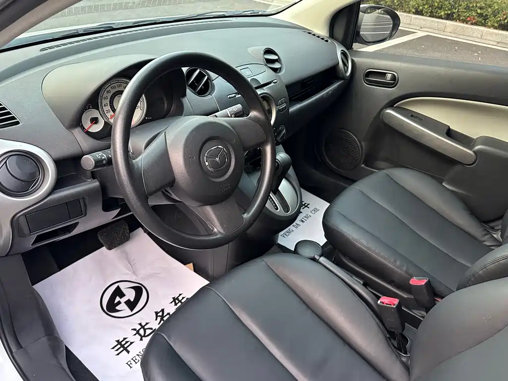 Mazda 2 Dynamic Shine 1.3 L Auto Standard