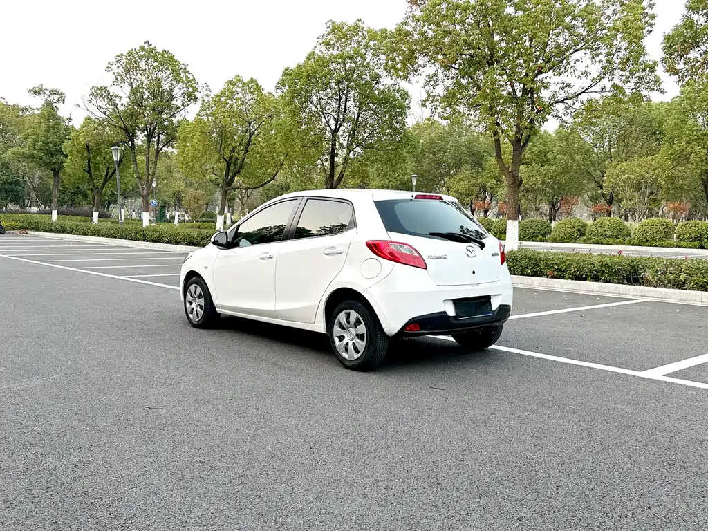 Mazda 2 Dynamic Shine 1.3 L Auto Standard